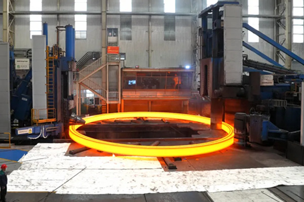 What are the Forging Defects according to the Defect Location?