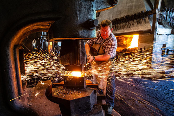 How does A Forging Hammer Work?